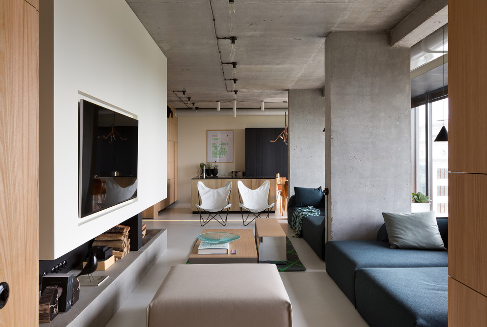 Idee per un soggiorno industriale aperto con pareti bianche, TV a parete e pavimento grigio
