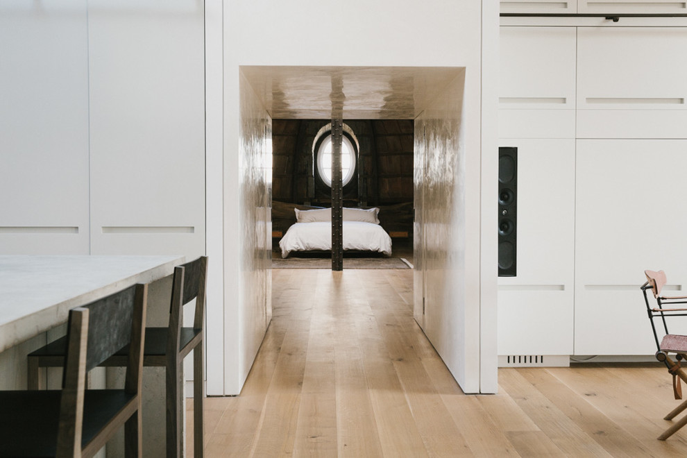 Industrial Wohnzimmer mit hellem Holzboden in New York