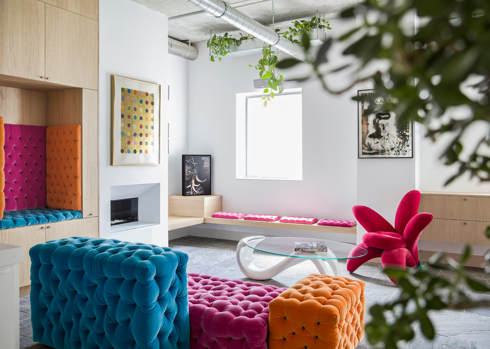 Eklektisches Wohnzimmer mit weißer Wandfarbe, Gaskamin und grauem Boden in London