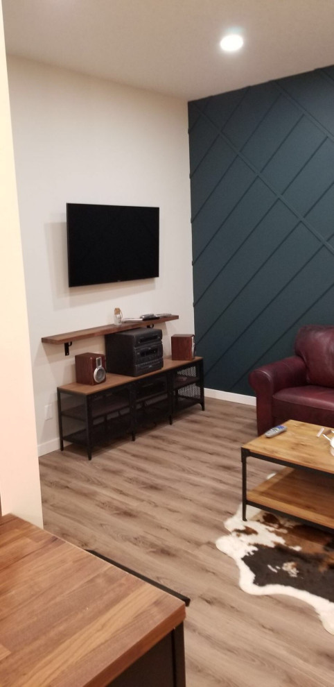Стильный дизайн: гостиная комната в стиле лофт с зелеными стенами, полом из винила и телевизором на стене - последний тренд