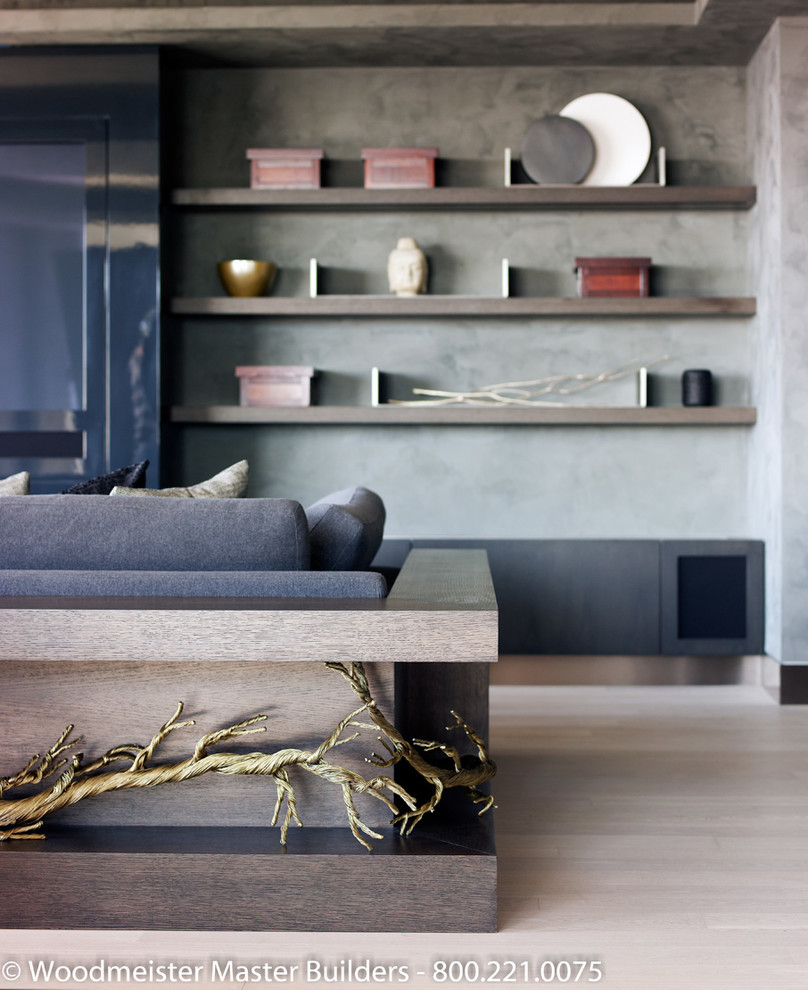 Esempio di un soggiorno design di medie dimensioni e aperto con pareti grigie, parquet chiaro e parete attrezzata