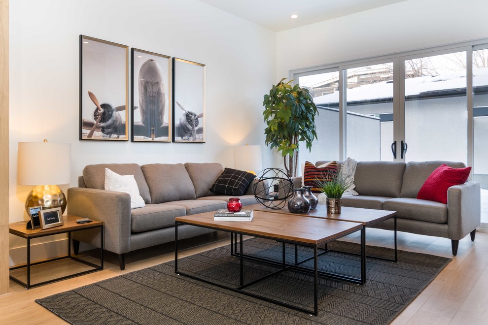 Idee per un soggiorno design chiuso con sala formale, pareti bianche, parquet chiaro e pavimento beige