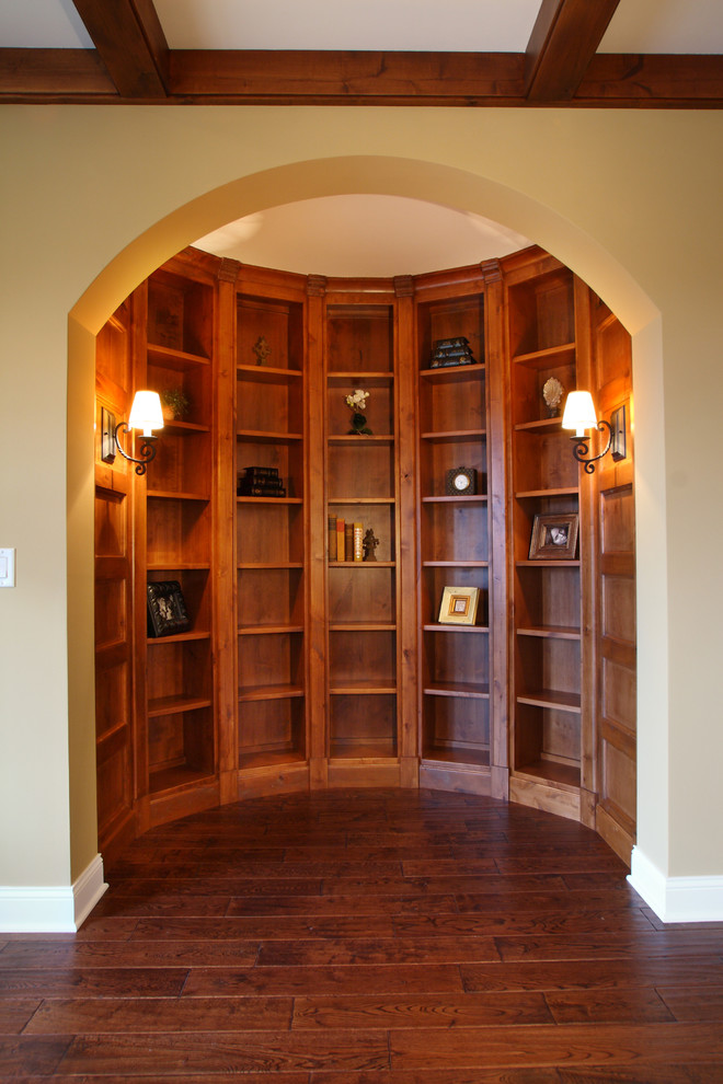 Diseño de biblioteca en casa tradicional grande con todas las chimeneas y marco de chimenea de madera