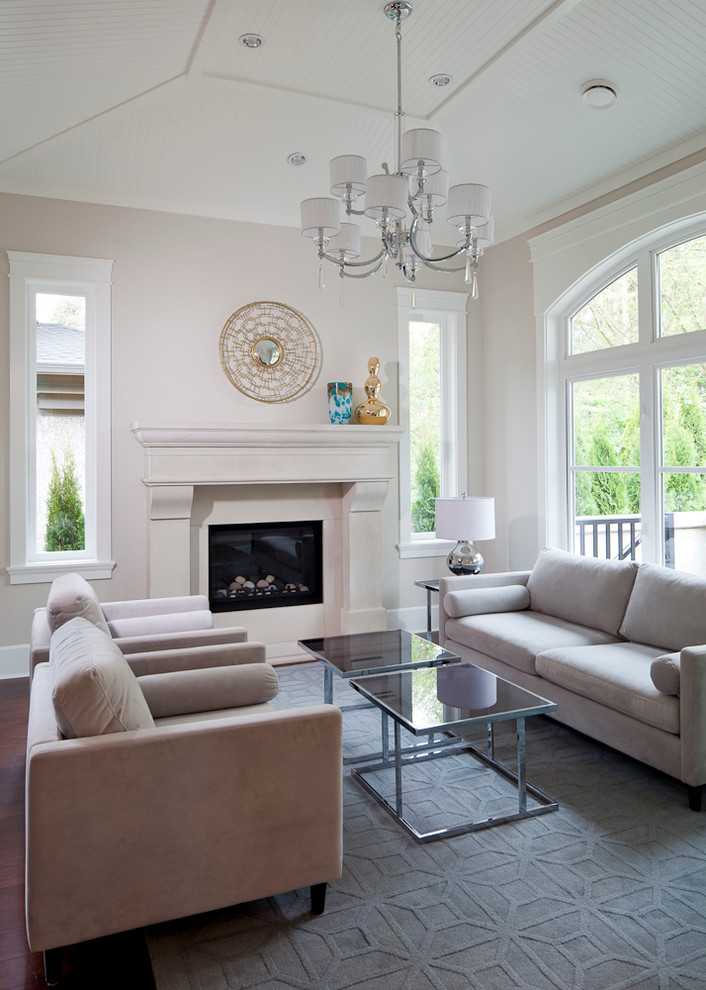 Modernes Wohnzimmer mit beiger Wandfarbe und Kamin in Vancouver
