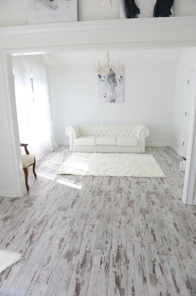 Ispirazione per un grande soggiorno classico stile loft con pareti bianche e pavimento in laminato