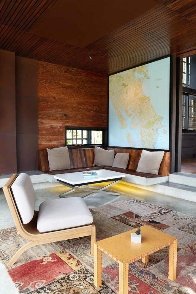 Cette photo montre un salon asiatique avec un mur marron, sol en béton ciré et un sol gris.
