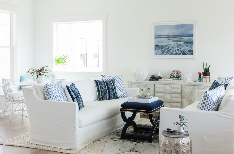 Источник вдохновения для домашнего уюта: открытая гостиная комната в морском стиле с белыми стенами без камина