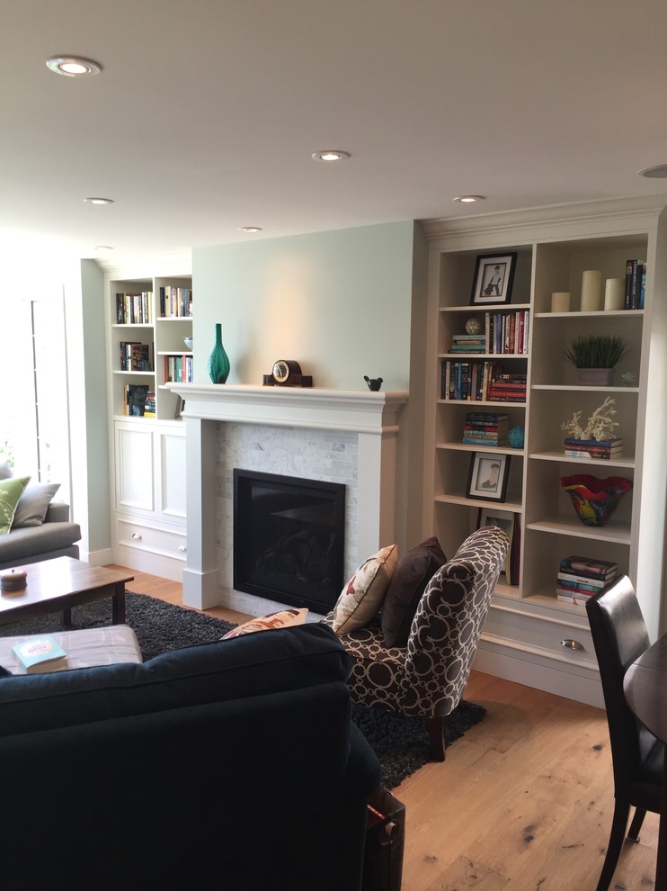 Mittelgroßes, Repräsentatives, Fernseherloses, Offenes Klassisches Wohnzimmer mit grauer Wandfarbe, braunem Holzboden, Kamin und gefliester Kaminumrandung in Calgary