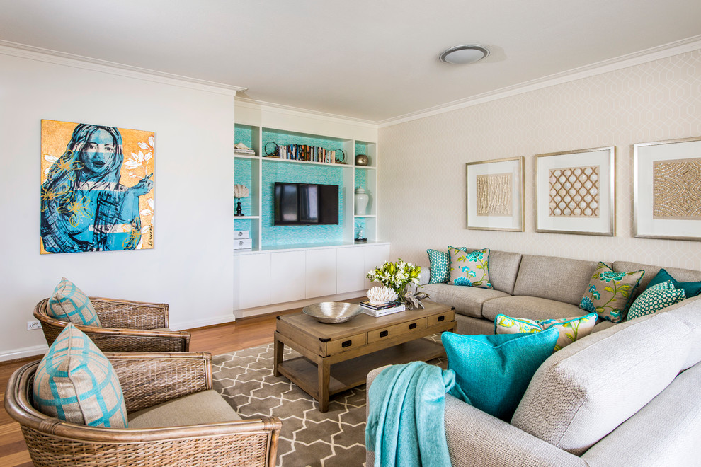 Esempio di un soggiorno stile marinaro con pareti bianche, pavimento in legno massello medio e TV a parete