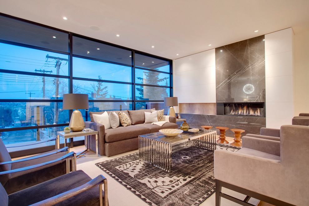 Großes, Repräsentatives, Fernseherloses, Offenes Modernes Wohnzimmer mit weißer Wandfarbe, Keramikboden, Gaskamin und Kaminumrandung aus Stein in Calgary