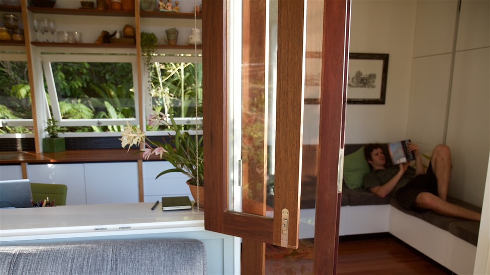 Источник вдохновения для домашнего уюта: маленькая открытая гостиная комната в современном стиле с белыми стенами и темным паркетным полом без камина, телевизора для на участке и в саду