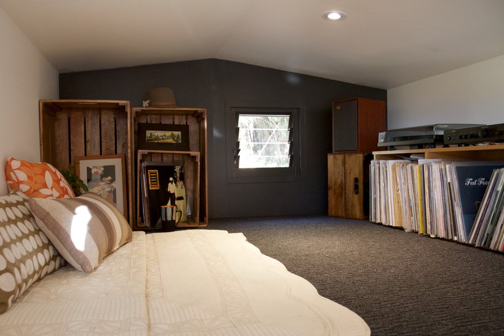 Kleines, Fernseherloses, Offenes Modernes Wohnzimmer ohne Kamin mit weißer Wandfarbe und dunklem Holzboden in Brisbane