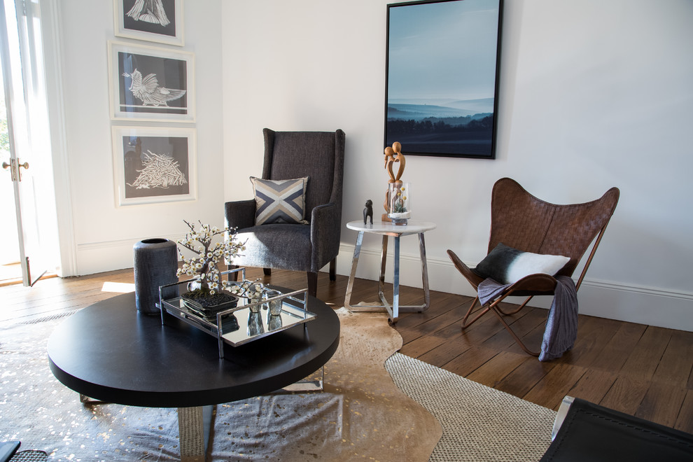 Esempio di un piccolo soggiorno moderno aperto con pareti bianche e pavimento in legno massello medio