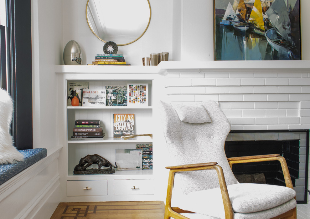 Mittelgroßes, Fernseherloses, Abgetrenntes Klassisches Wohnzimmer mit weißer Wandfarbe, braunem Holzboden, Kamin und Kaminumrandung aus Backstein in San Francisco