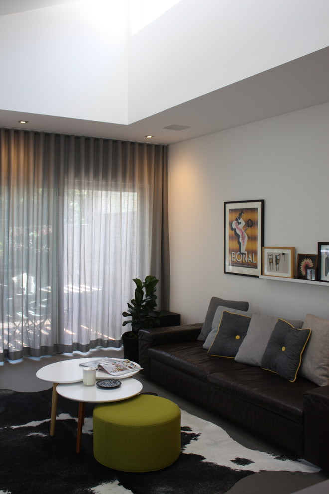 Diseño de salón abierto contemporáneo de tamaño medio con paredes blancas, suelo de baldosas de porcelana y televisor colgado en la pared