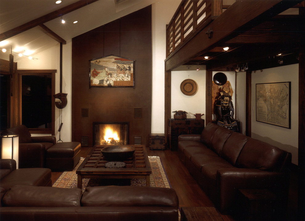 Aménagement d'un salon asiatique avec une salle de réception, un mur blanc, parquet foncé, une cheminée standard et un manteau de cheminée en métal.
