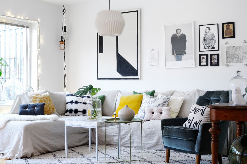 Großes, Fernseherloses, Offenes Eklektisches Wohnzimmer ohne Kamin mit weißer Wandfarbe und hellem Holzboden in Örebro