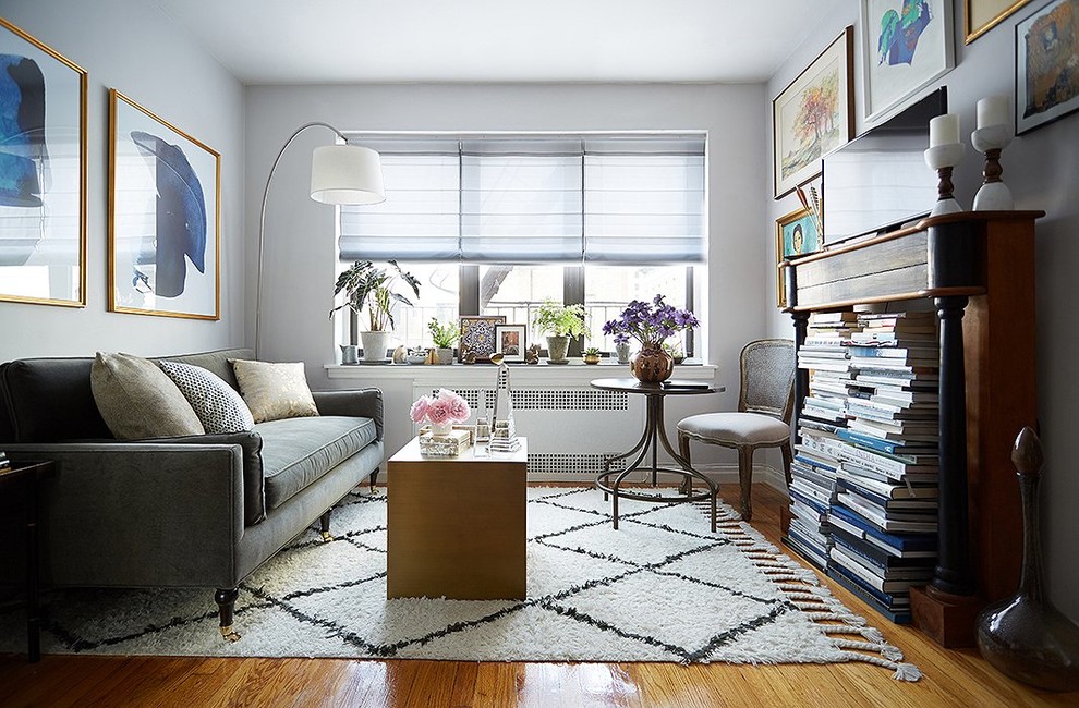 Offenes, Kleines Eklektisches Wohnzimmer ohne Kamin mit grauer Wandfarbe, braunem Holzboden und freistehendem TV in New York