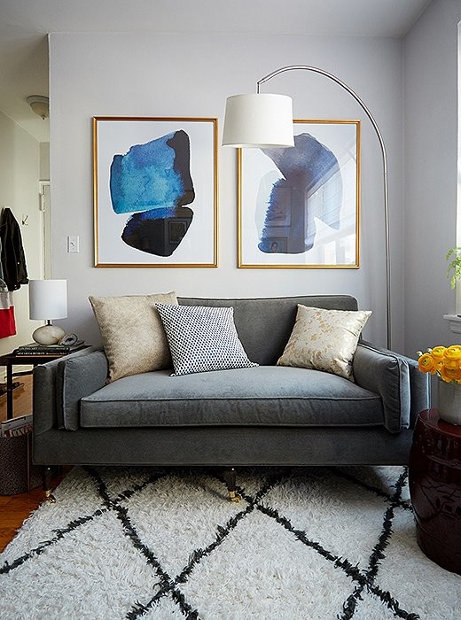 Kleines, Offenes Eklektisches Wohnzimmer ohne Kamin mit grauer Wandfarbe, braunem Holzboden und freistehendem TV in New York