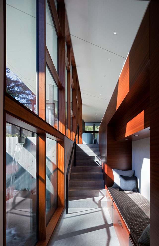 Modernes Wohnzimmer mit Porzellan-Bodenfliesen, Tunnelkamin und Kaminumrandung aus Metall in Seattle