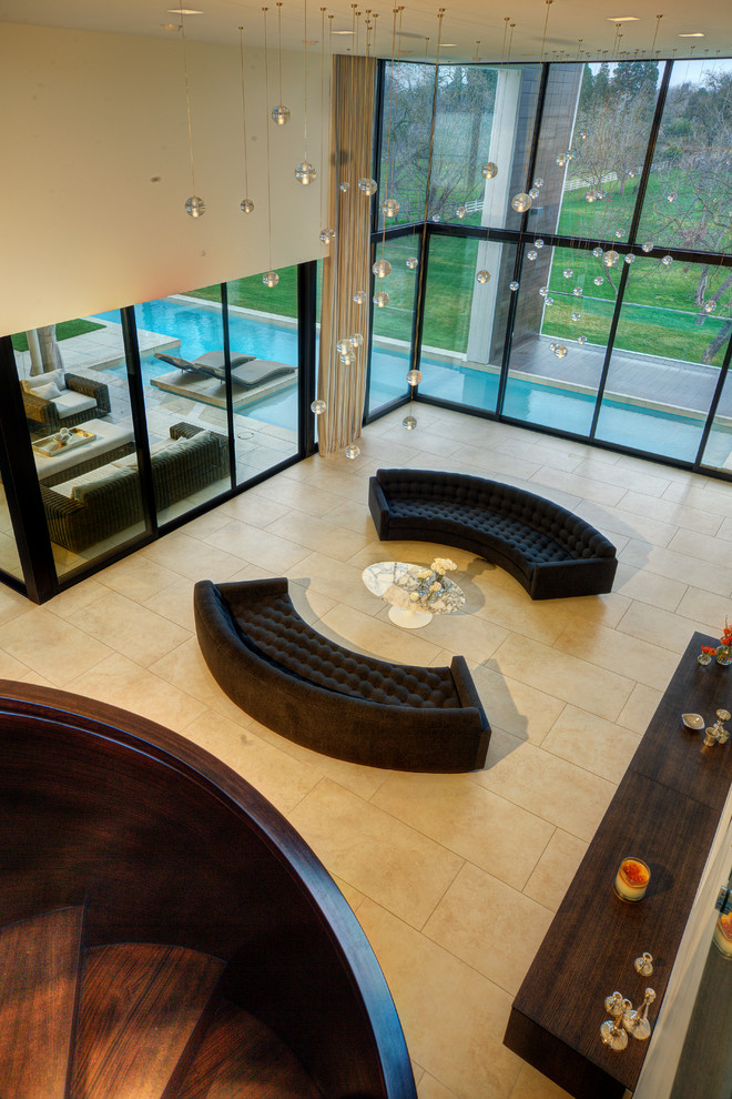 Foto de salón para visitas abierto moderno extra grande sin chimenea y televisor con paredes beige y suelo de piedra caliza