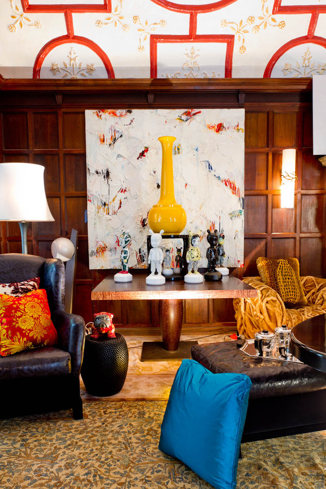 Стильный дизайн: гостиная комната в стиле фьюжн с ковровым покрытием - последний тренд