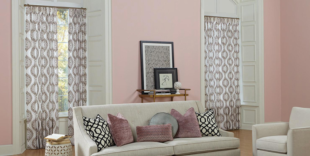 Стильный дизайн: парадная, изолированная гостиная комната среднего размера в стиле неоклассика (современная классика) с розовыми стенами, темным паркетным полом и коричневым полом - последний тренд