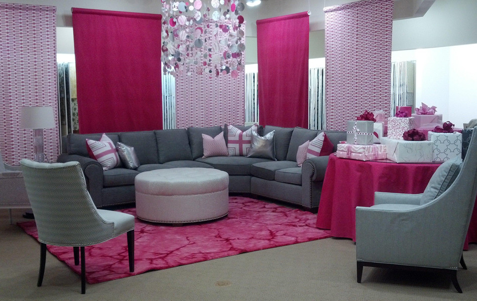 На фото: большая открытая гостиная комната в современном стиле с серыми стенами, ковровым покрытием и розовым полом с