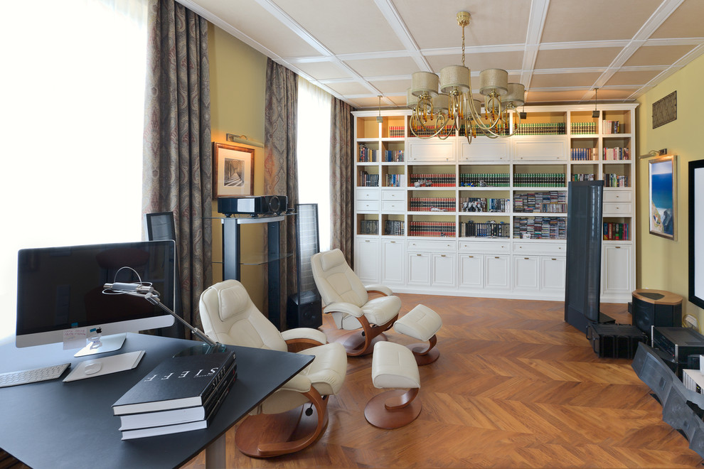 Идея дизайна: изолированная гостиная комната среднего размера в современном стиле с с книжными шкафами и полками и деревянным полом