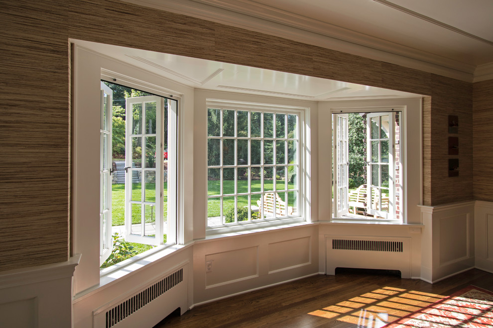 Ejemplo de salón cerrado clásico grande con paredes beige, suelo de madera en tonos medios y suelo marrón