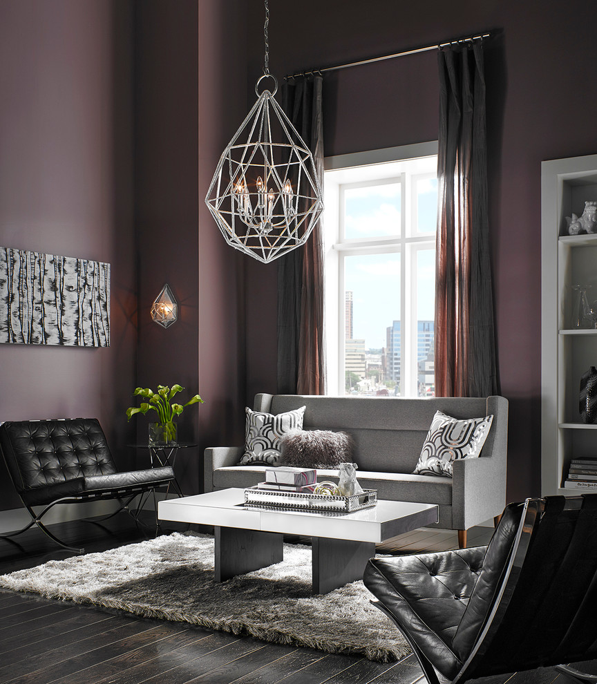 Imagen de salón moderno con paredes púrpuras y suelo de madera oscura