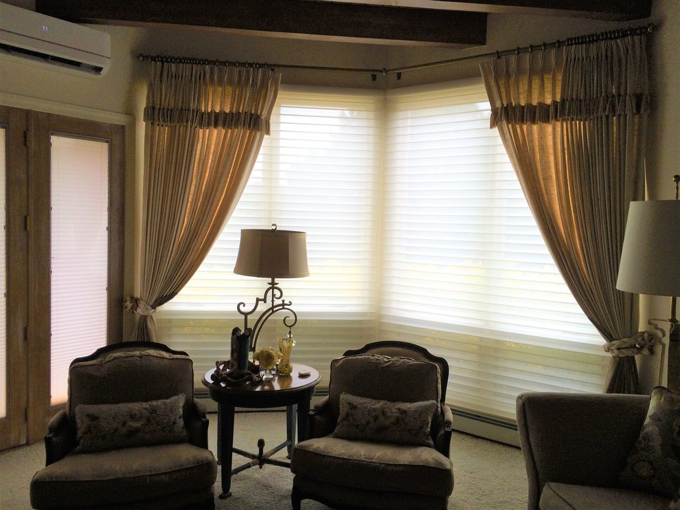 Imagen de salón para visitas cerrado tradicional de tamaño medio sin chimenea y televisor con paredes beige, moqueta y suelo beige