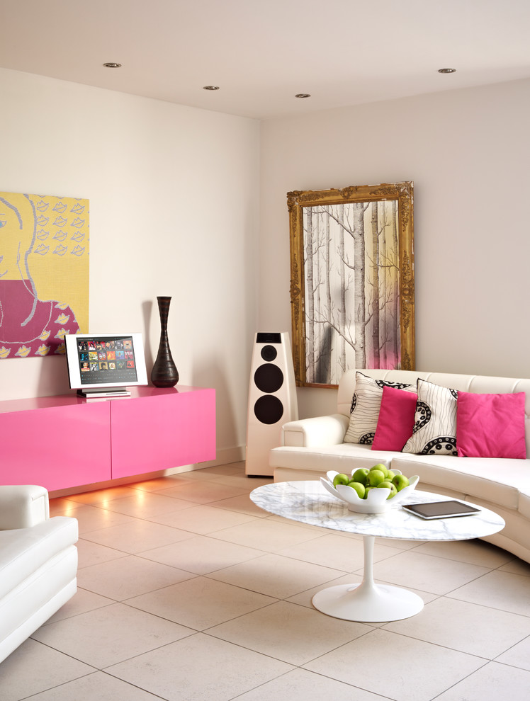 На фото: изолированная гостиная комната среднего размера в современном стиле с музыкальной комнатой, розовыми стенами и ковровым покрытием без телевизора с