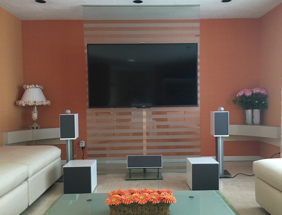Esempio di un soggiorno moderno di medie dimensioni e chiuso con sala della musica, pareti arancioni, parquet chiaro, nessun camino e TV a parete