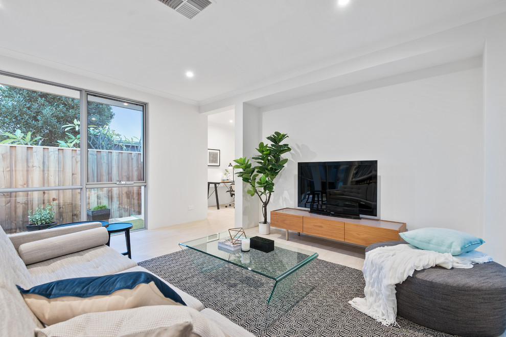 На фото: гостиная комната в современном стиле с белыми стенами, светлым паркетным полом, отдельно стоящим телевизором и бежевым полом