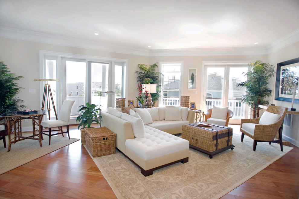 Foto di un soggiorno tropicale di medie dimensioni e aperto con sala formale, pareti beige, parquet scuro e pavimento marrone