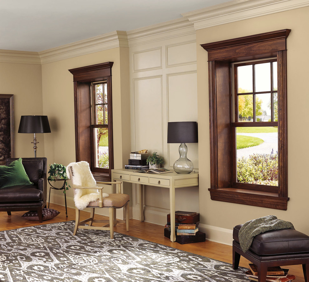 Foto di un soggiorno classico di medie dimensioni con sala formale, pareti beige e pavimento in legno massello medio