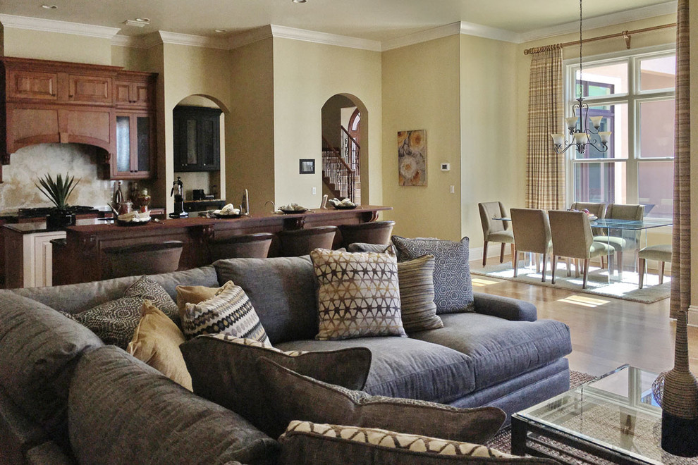 Mittelgroßes, Fernseherloses, Offenes Klassisches Wohnzimmer ohne Kamin mit beiger Wandfarbe, braunem Holzboden und braunem Boden in Tampa