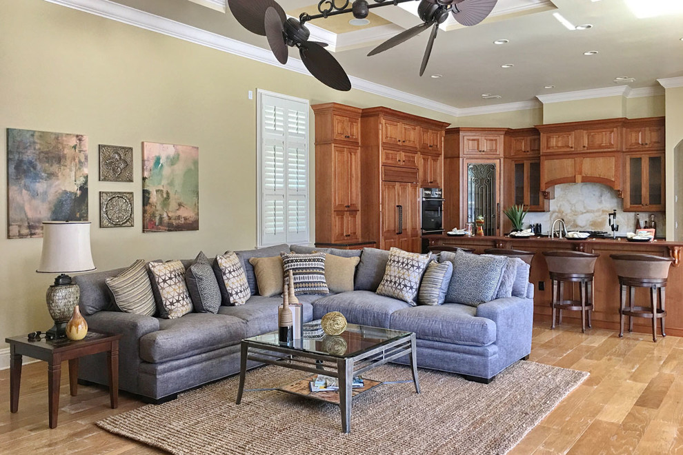 Mittelgroßes, Fernseherloses, Offenes Klassisches Wohnzimmer ohne Kamin mit beiger Wandfarbe, braunem Holzboden und braunem Boden in Tampa