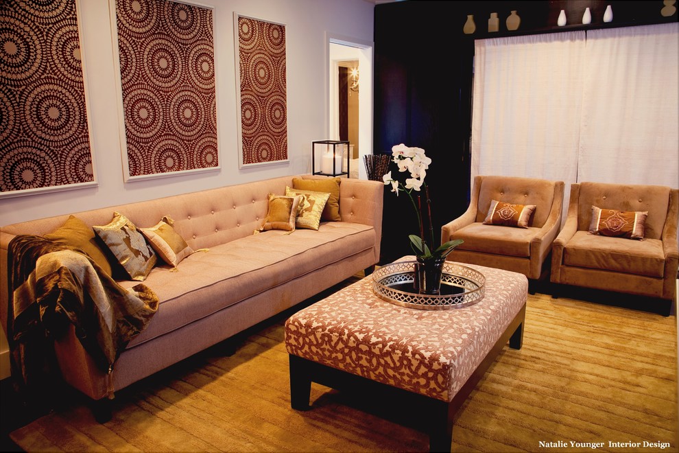 Großes, Repräsentatives, Abgetrenntes Klassisches Wohnzimmer mit beiger Wandfarbe, dunklem Holzboden, Kamin, Kaminumrandung aus Stein und TV-Wand in Los Angeles