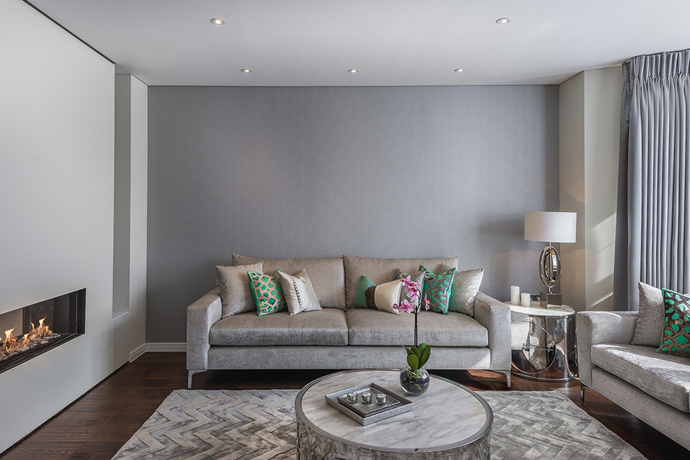 Modernes Wohnzimmer mit grauer Wandfarbe und dunklem Holzboden in London