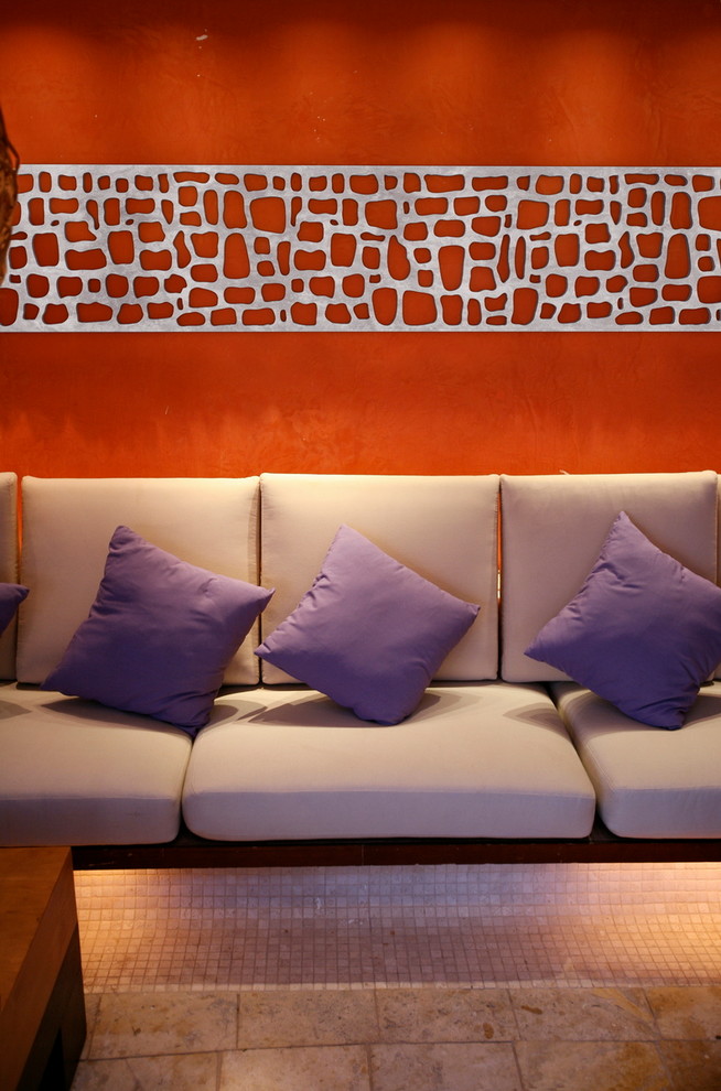 Immagine di un soggiorno minimal di medie dimensioni con pareti rosse e nessun camino