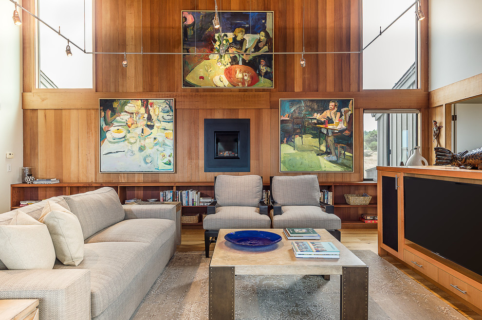 Imagen de salón para visitas actual con suelo de madera en tonos medios y pared multimedia