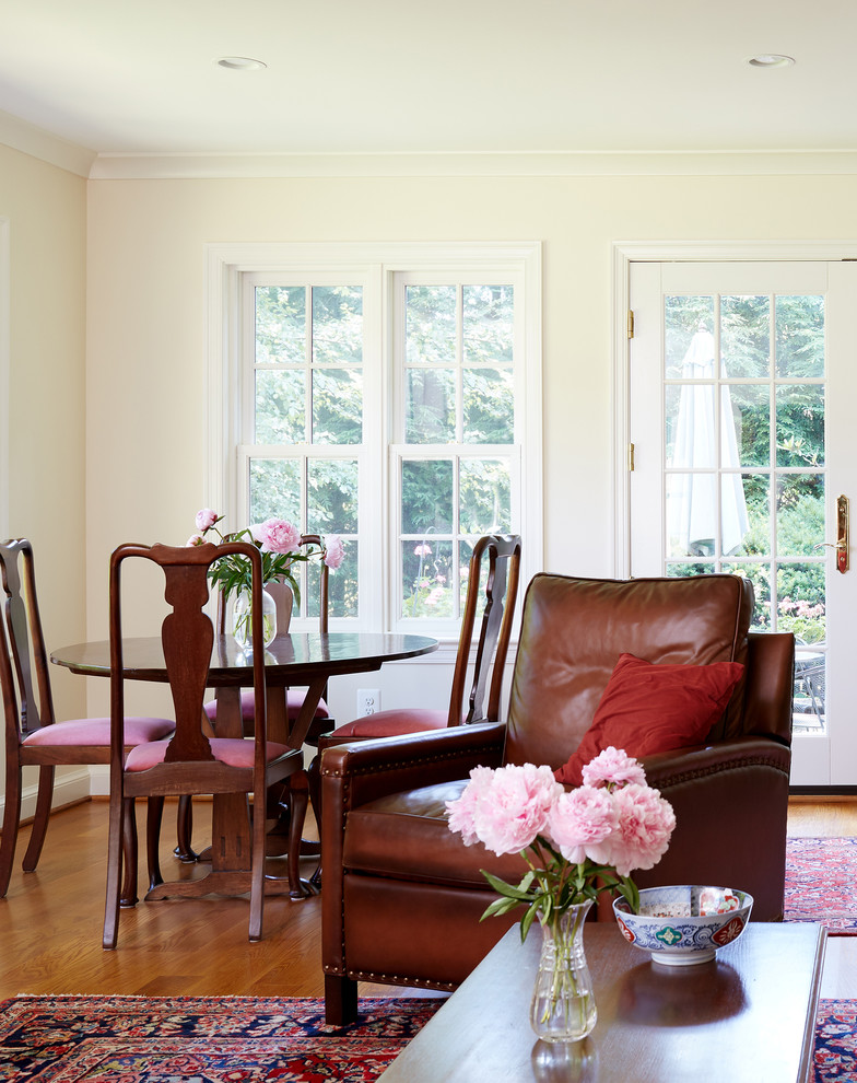 Mittelgroßes, Offenes Klassisches Wohnzimmer mit beiger Wandfarbe, braunem Holzboden und Kamin in Washington, D.C.