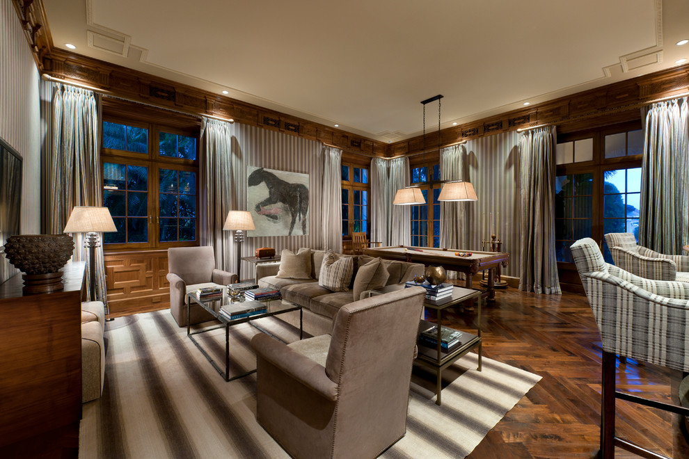 Diseño de salón para visitas cerrado clásico extra grande con paredes beige y suelo de madera oscura