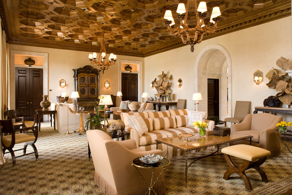 Réalisation d'un très grand salon tradition fermé avec une salle de réception, un mur beige, parquet foncé, une cheminée standard et un manteau de cheminée en pierre.