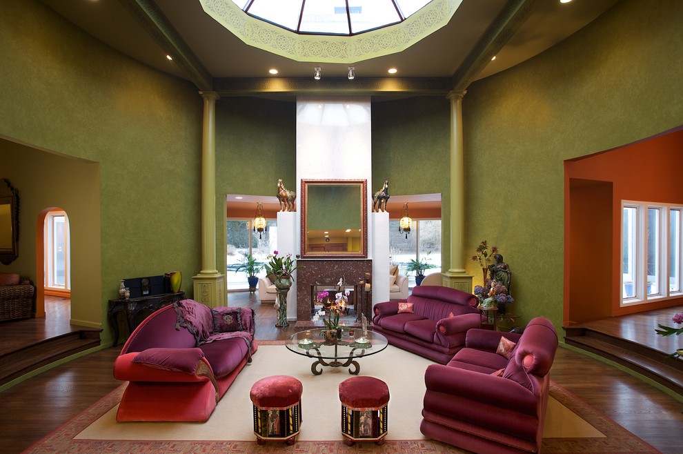 Свежая идея для дизайна: гостиная комната в средиземноморском стиле с зелеными стенами - отличное фото интерьера