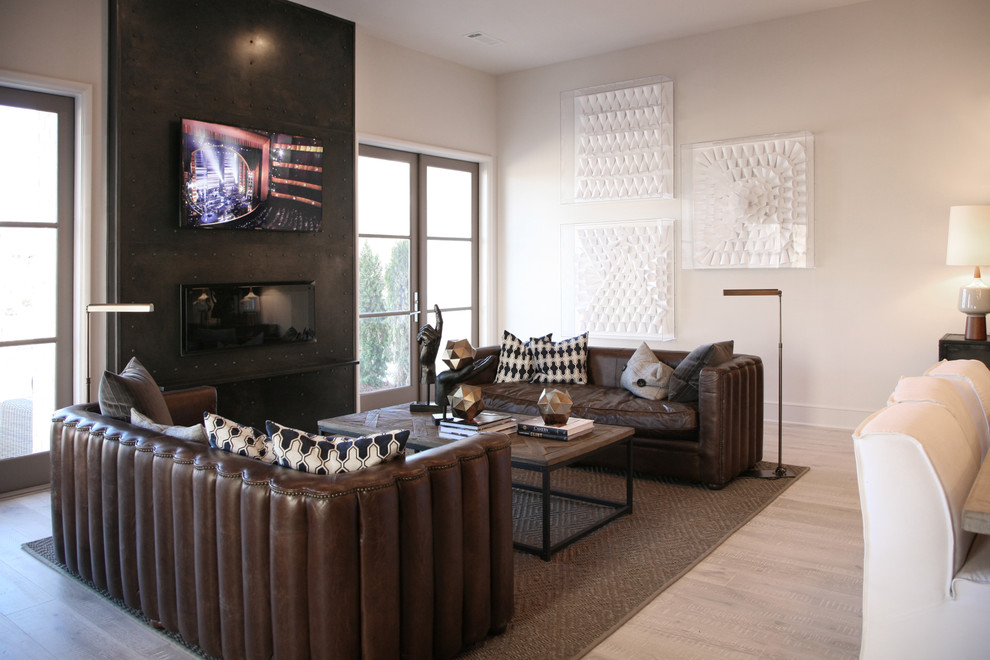 Идея дизайна: парадная гостиная комната в современном стиле с бежевыми стенами, светлым паркетным полом и телевизором на стене