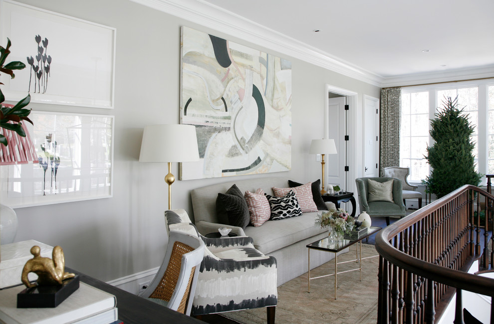 Стильный дизайн: парадная, двухуровневая гостиная комната в стиле неоклассика (современная классика) без камина, телевизора - последний тренд