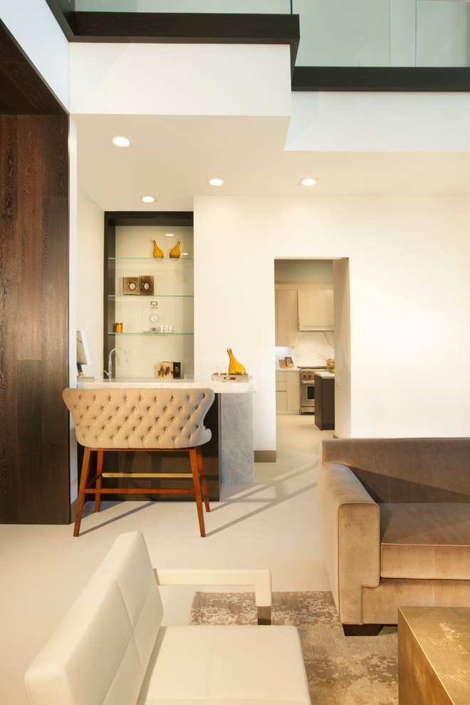 Fernseherloses, Offenes Modernes Wohnzimmer mit Hausbar und weißer Wandfarbe in Miami